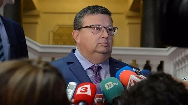 Цацаров за отвлечения Адриан: Работи се по всички версии