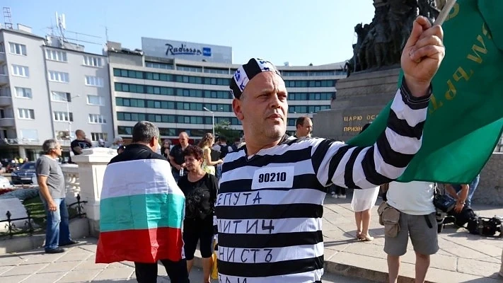 Протестиращи пред НС поискаха 2 г. без парламент