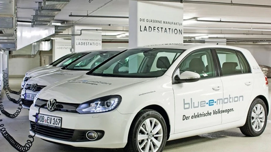 Най-големият производител на автомобили в света Volkswagen (VW) обеща да инвестира милиарди евро в разработването на нови електрически превозни 