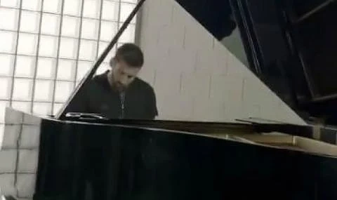  Меси свири и на пиано