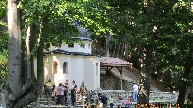 Хиляди вярващи посрещнаха утрото с молитва на Кръстова гора 