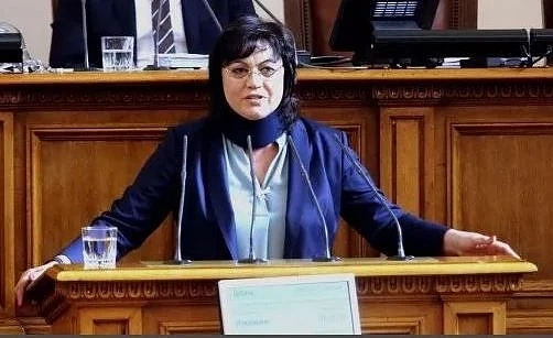  Нинова с шина на врата в парламента