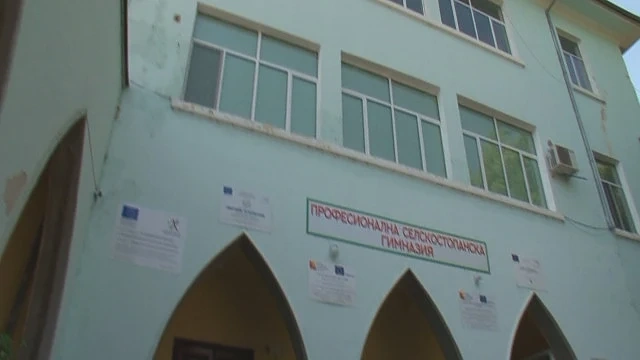 Повдигнаха обвинение на 17-годишния ученик, пребил учител в Садово 