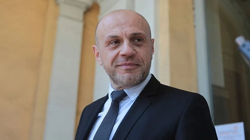 В следващите две години излишните държавни чиновници ще бъдат съкратени, обяви Дончев