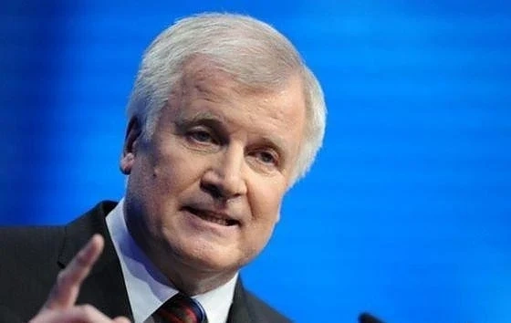 Искат оставката на Зеехофер заради слабите изборни резултати на ХСС
