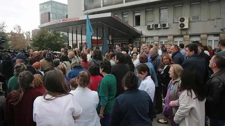 Медици от Пирогов излязоха за пловин часов протест 