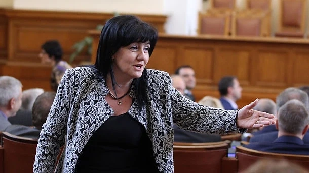 Караянчева: Деляне, нямаш право да напуснеш този парламент