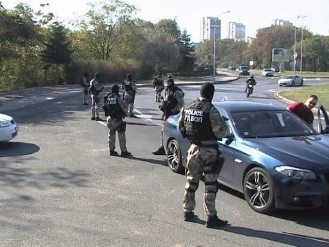 12 са задържани при мащабна полицейска акция в Бургас