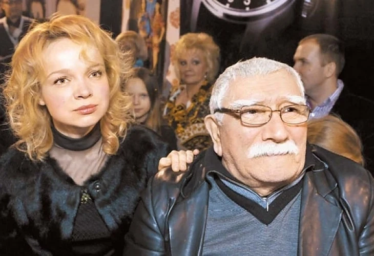 44 години по-млада трета съпруга опита да убие актьорът Армен Джигарханян