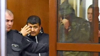 Полицаите, разпространявали дрога остават в ареста