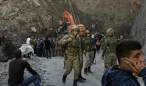Незаконна мина в Турция се срути, 7 загинали