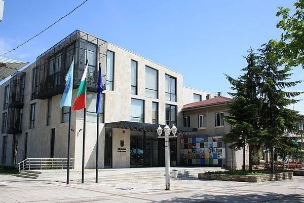 Община Каварна купува кола за 80 бона, а Пежо за 30 хил. прашасва в гаража