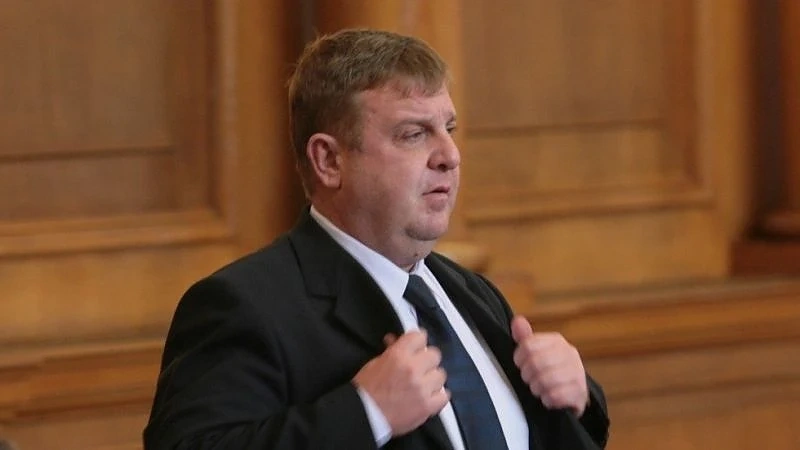 Проблемите на авиацията са от години, не от снощи, обясни военният министър