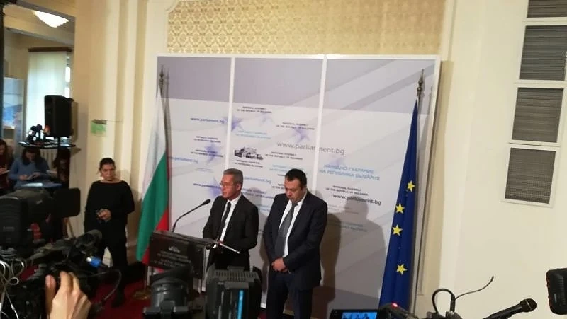 Пеевски внесе законопроекта, с който ще спира разграбването на КТБ