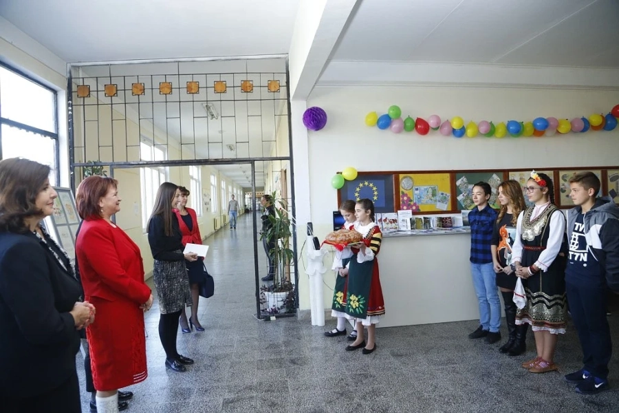 Ева Майдел откри Европейски клуб в столичното 144 СОУ „Народни будители“