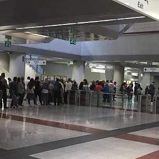 Хаос и припаднали, след като Атина въведе електронен билет в метрото