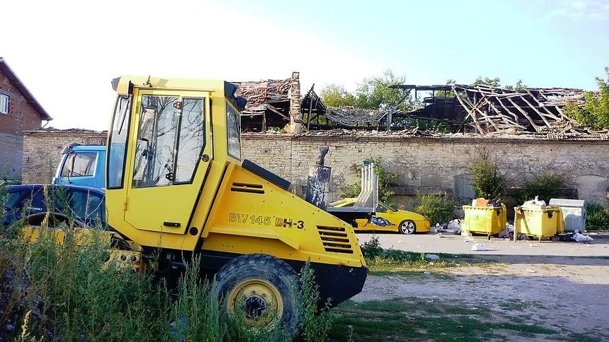 Събарят къщи в махала \