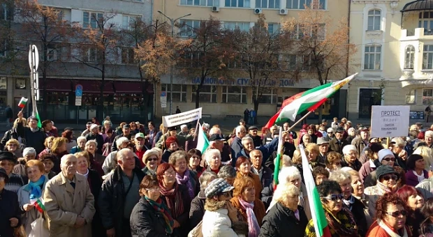 Пенсионери излязоха на протест пред Народното събрание с искане за по-високи пенсии 