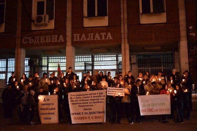Протест за референдума на Слави събра 60 души