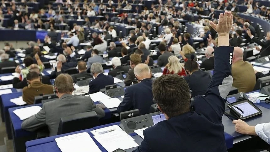 И Европарламентът засили натиска върху Полша за върховенството на закона