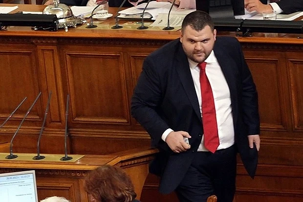  Правната комисия на парламента ще разгледа проекта на Пеевски за КТБ