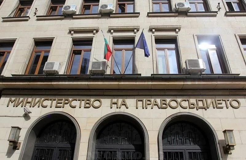 Правителството ще облекчава международното осиновяване на деца