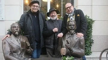 Братя Прошек, които България не забрави, усмихнати и вдигат халби на ул. \