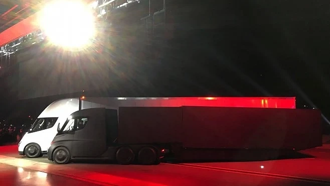 Електрическият камион Semi на Tesla вече е тук