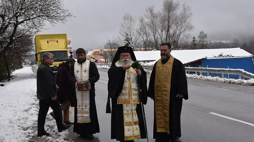  С водосвет Ловчанският митрополит гони злото от района на катастрофите при Микре