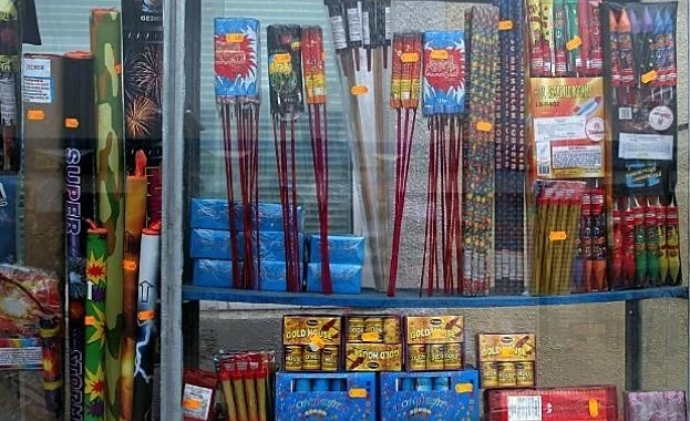 Проверяват за опасни коледни стоки