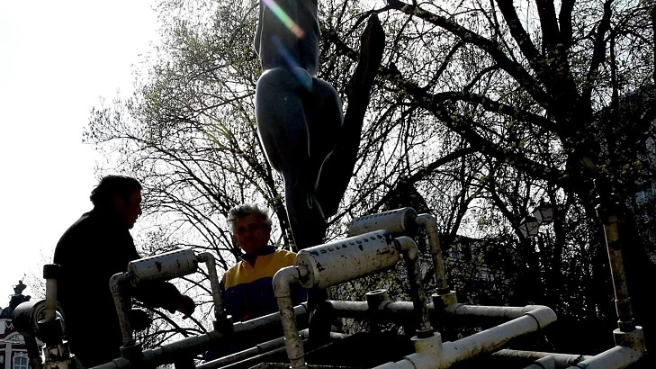Вандалът съборил бронзовата статоетка пред Народния театър, остава ненаказан