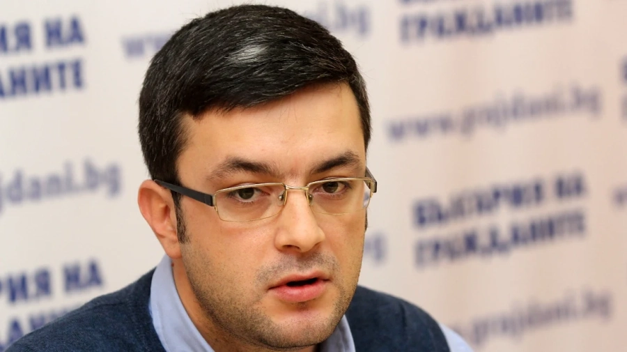 Тома Биков: Нинова не може да живее без Борисов