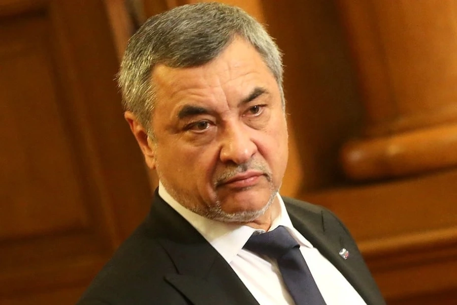 Нелегалните казани за ракия и големите производители работят в симбиоза, обяви Валери Симеонов