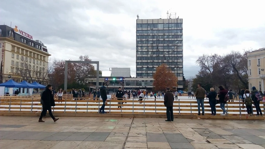 Пловдив отново има открита ледена пързалка