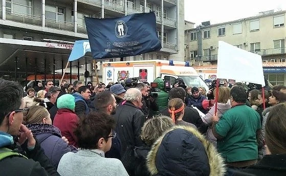 Заплаха с уволнение за лекарите от Пирогов, за да мълчат. Днес над 100 поискаха с протест оставката на Балтов     