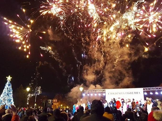 Коледна елха грейна в София