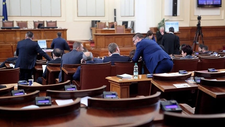 Депутатите приеха промени в три закона, за да се намали бюрокрацията