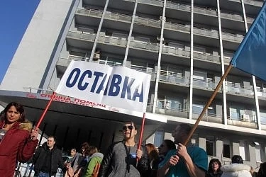 Продължават протестите в \
