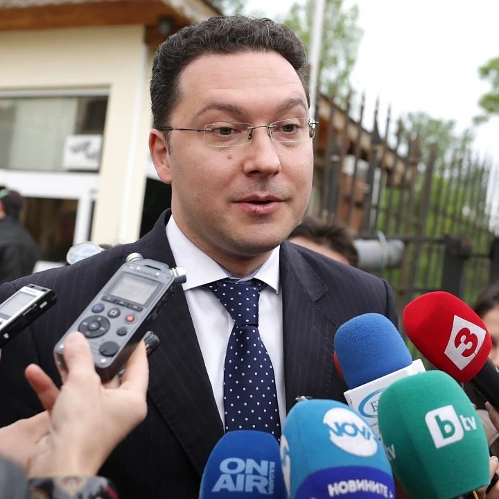 Даниел Митов и заместникът му в МВнР отиват на съд
