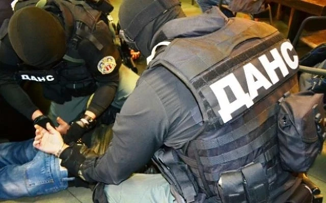 Задържаха бивш кмет и синът му за каналджийство 