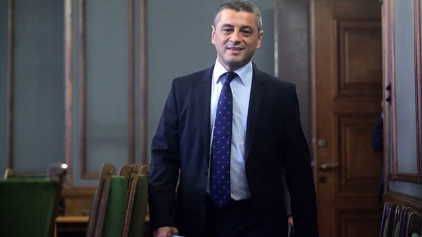 БСП се разграничи от свой депутат, призовал политиците, участвали в приватизацията като Нинова, да отстъпят