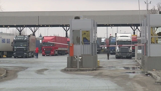 Интензивен трафик и опашка от тирове на българо-турската граница