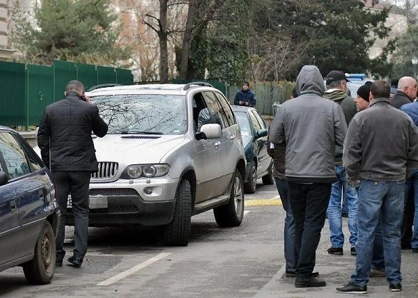 Простреляният служител на НАП остава в критично състояние