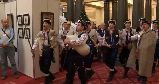Ансамбъл „Българе” поздрави депутатите с празнично хоро   