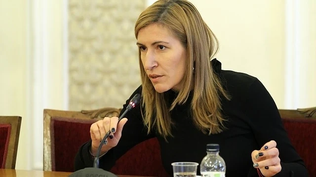 Николина Ангелкова: Фалиралият туроператор е изключително некоректен 