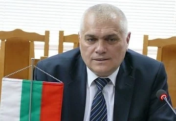 Три дни след стрелба по висш данъчен държавата обяви, че ще защити служителите си