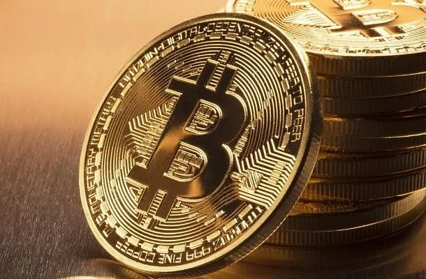 Биткойнът стремително спадна със 17%   