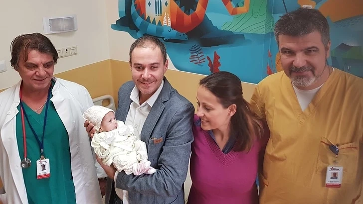 2 бебета с рядка аномалия бяха спасени в \