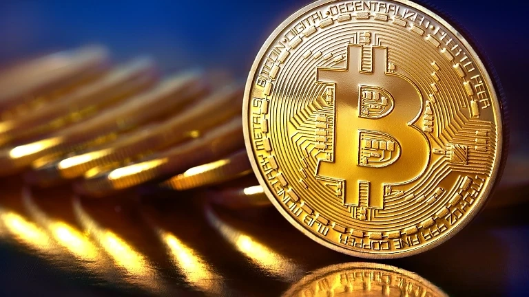 Биткойн надхвърли 15 хил. долара