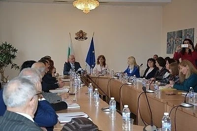 Над 30 000 лични асистенти ще се грижат за болни и възрастни